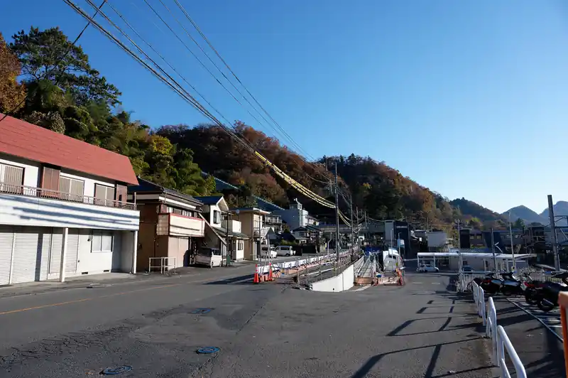 四方津駅に到着。
バスは8時12分発なんですが、トイレいったりする余裕が欲しいので1本早めの電車で到着。

たいてい、高尾駅を過ぎて相模湖駅、藤野駅と甲府方面へ進むにつれて中央本線の駅は質素なものになっていく傾向にあるんですが、四方津駅は結構立派というか綺麗な駅でした。
おそらくその理由が写真に少し写っているコモアブリッジの上にあるコモアしおつの存在でしょう。
コモアしおつは1990年代に開発されたニュータウンで、今でも人気のある住宅地となっています。