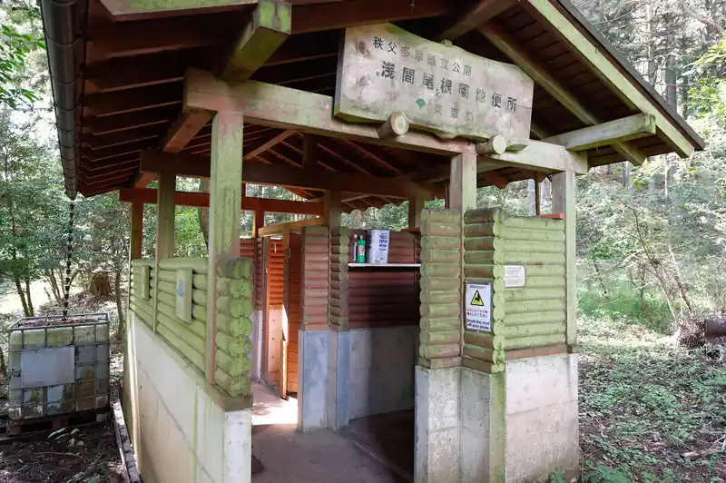 少し歩いたところにトイレがある。流石にボットン便所だと思うが、臭いがなく想像以上にキレイだった。
大体こういうところにあるトイレって臭うんだけど。
