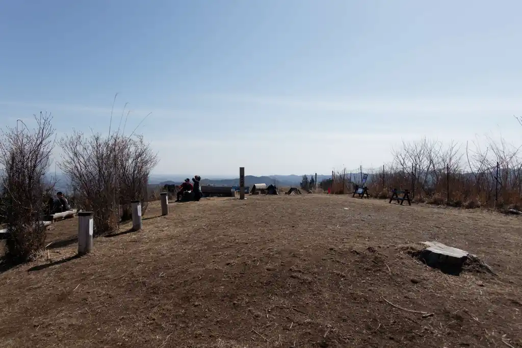 本当に山頂が広い。平坦なのでテント泊とかできるんじゃないかな。やって良いのかわからないけど。