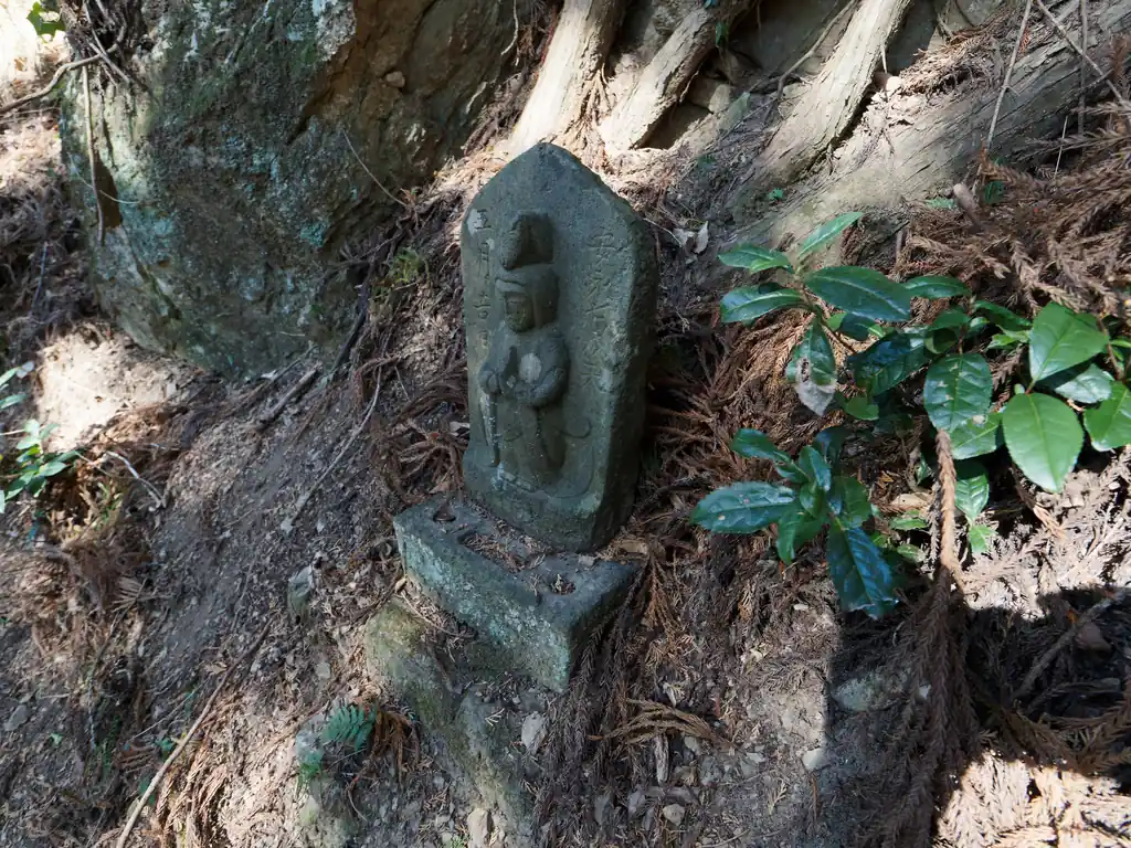 馬頭観音？
小銭が備えてあった気がするけどなくなっている。