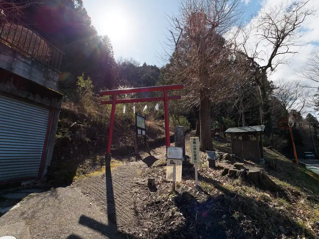 そんなこんなでだいぶ舗装路を歩いてきたけど、ようやく日連アルプスの入口に到着。
もうお昼近いこともあり、流石に周囲に登山者の姿は見当たらない。
