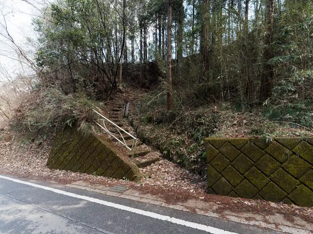 ここから出てきて、舗装路を歩いて次は名倉金剛山を目指す。