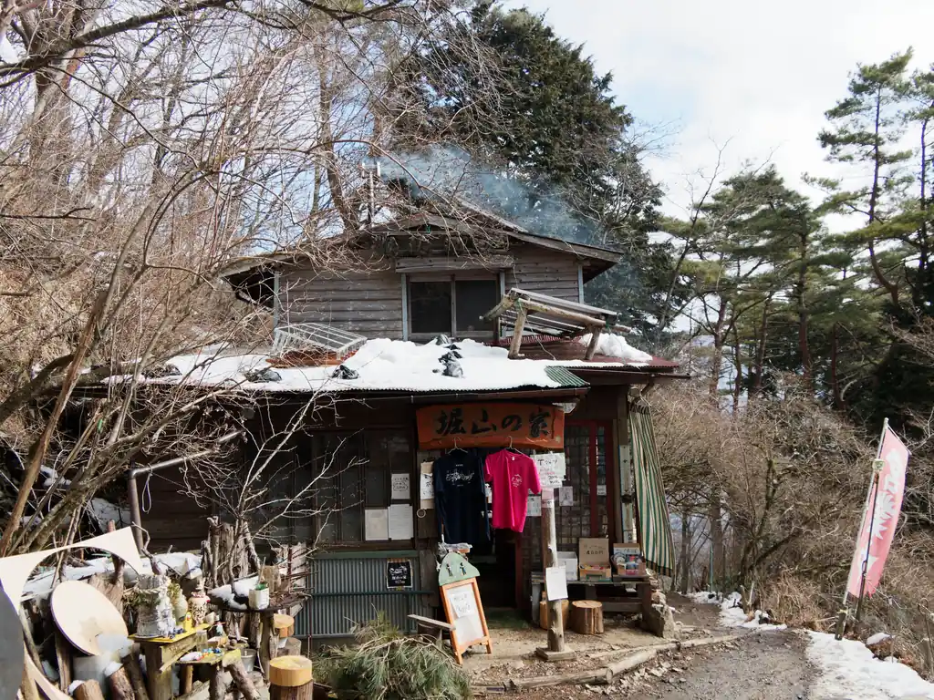 早速堀山の家に到着。
このあたりは雪はそれほどないが、ここから花立山荘に着くまでで一気に雪が増える感じ。