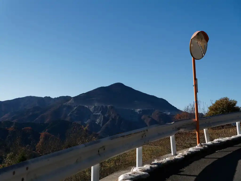 向かいには秩父の名峰、武甲山。