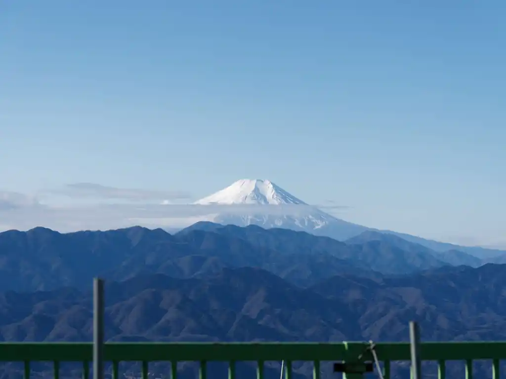 陣馬山頂からは富士山ビューが楽しめます。