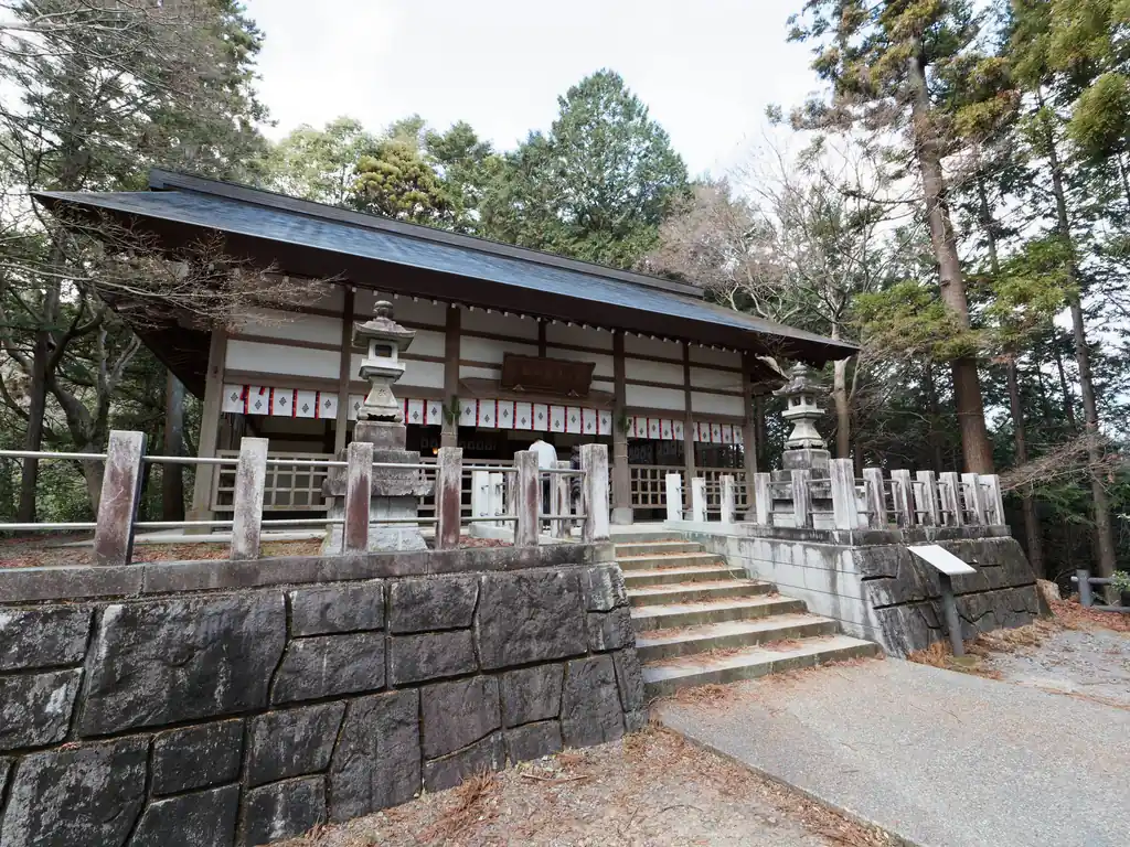 いよいよ本殿？に到着。この建物の裏側に登山道がある。