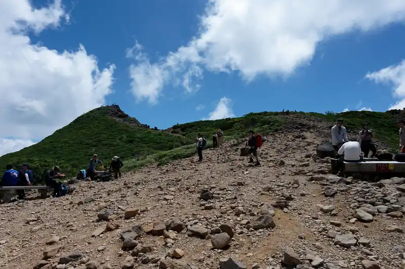 ここはベンチもあって休憩している登山者がそれなりにいました。