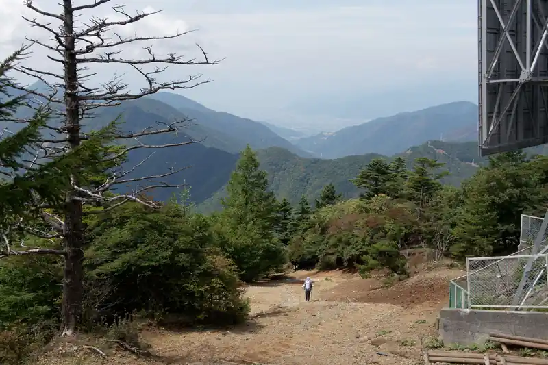 というわけで写真を撮り終えたら山頂から下山します。まずはお昼ご飯を食べる場所を確保したい…ちょうどよい日陰はないものか…。
