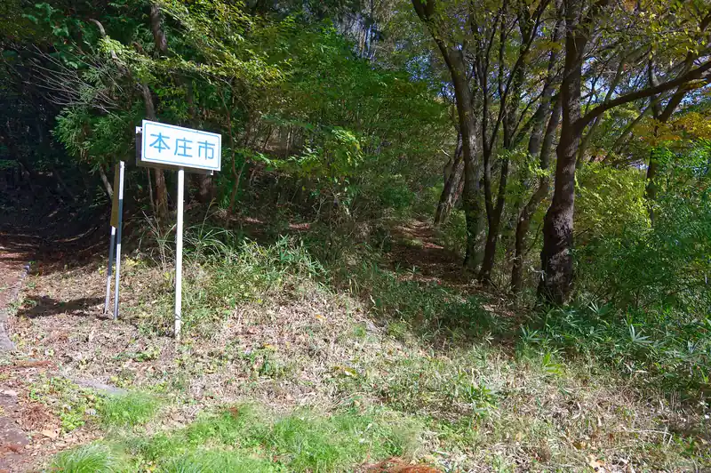 いろいろと脇に道らしきものが見えて非常に気になるんですが、入口を撮るだけにしておきます。