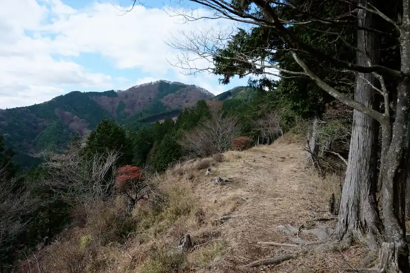 そのまま歩いていくと見晴らしのいい場所に出ました。
ここでリュックを降ろしてパンを食べました。