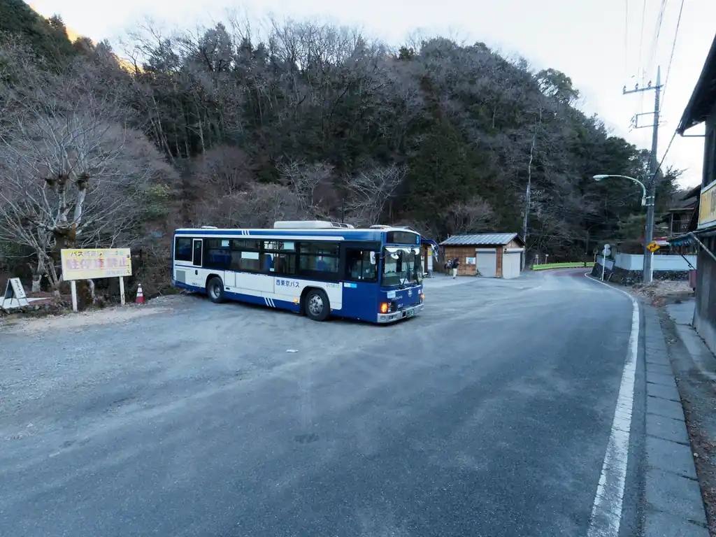 JR高尾駅からバスに乗り、終点の陣馬高原下バス停に到着。