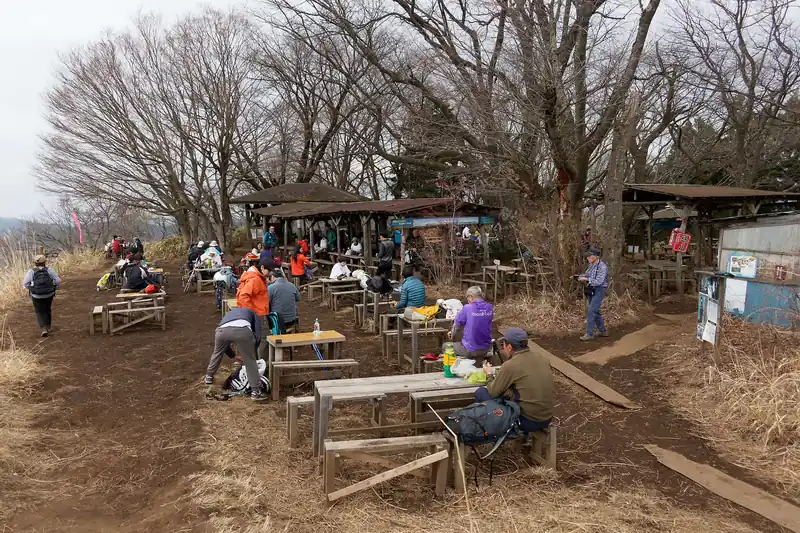 朝に比べると登山者は増えているけど、繁盛しているときと比べると静か。
