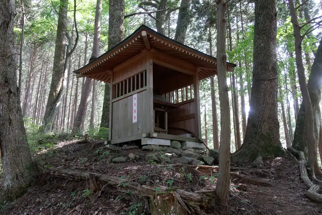 手入れされていそうな祠もある。