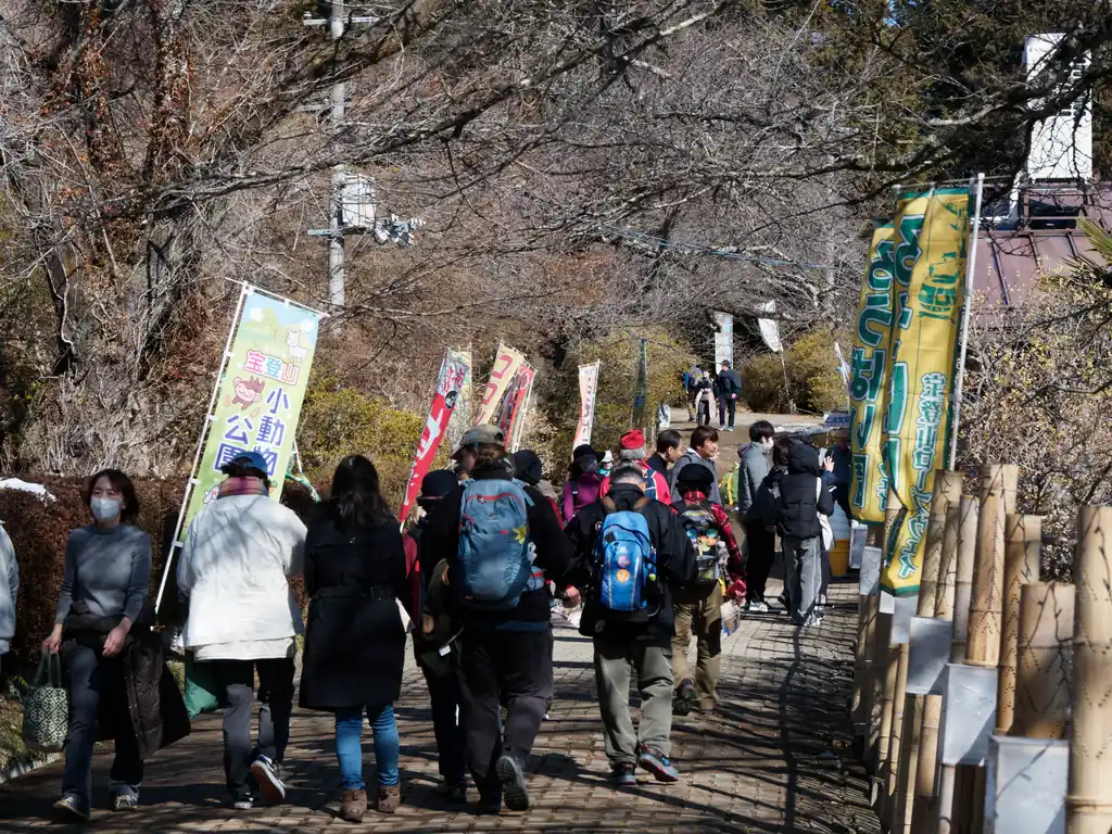 さて、時間も丁度いいのでそろそろ下山にとりかかります。
下山はロープウェイを使ってもよいですが、折角ここまで歩いてきたので、このまま歩いて下山します。