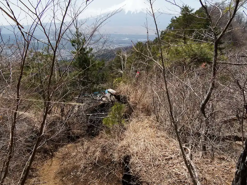 大権首峠のあたりにはパラグライダーの発進場らしき場所があり、ここからも見晴らしが良い。
