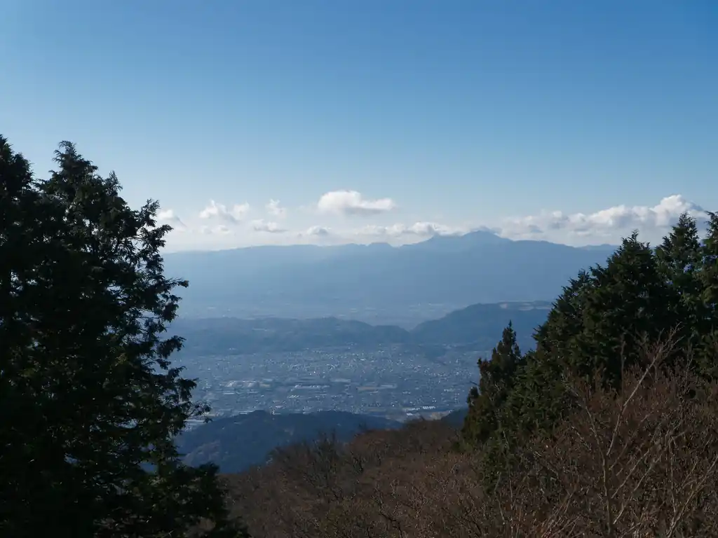 こっちは秦野盆地。小田原とかの方かも。富士山はもっと右のほうのはず。山頂から富士山見えたっけ？