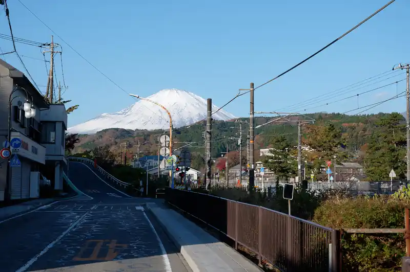 舗装路を歩いて登山口までボチボチ歩いていると目の前に富士山。