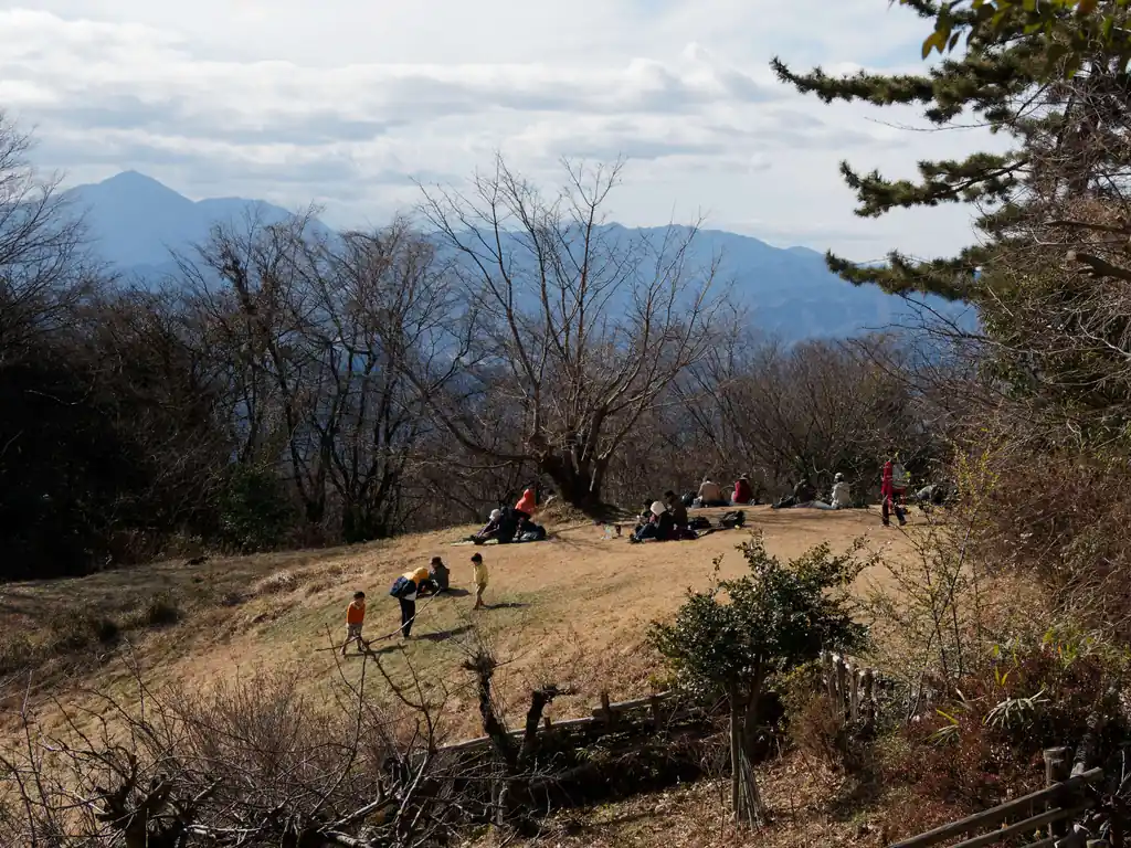 山頂近くで休憩する登山者（？）