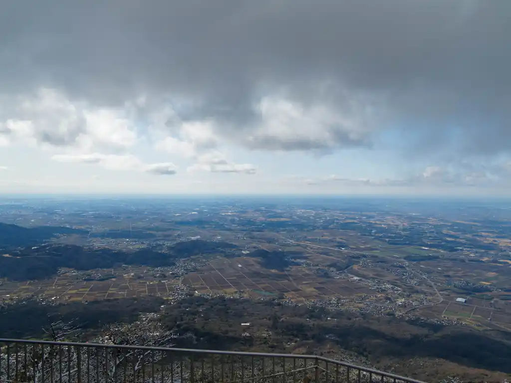 雲がなければ富士山が見えたりするんだろうか？流石にこの距離では見えない気もするが…。