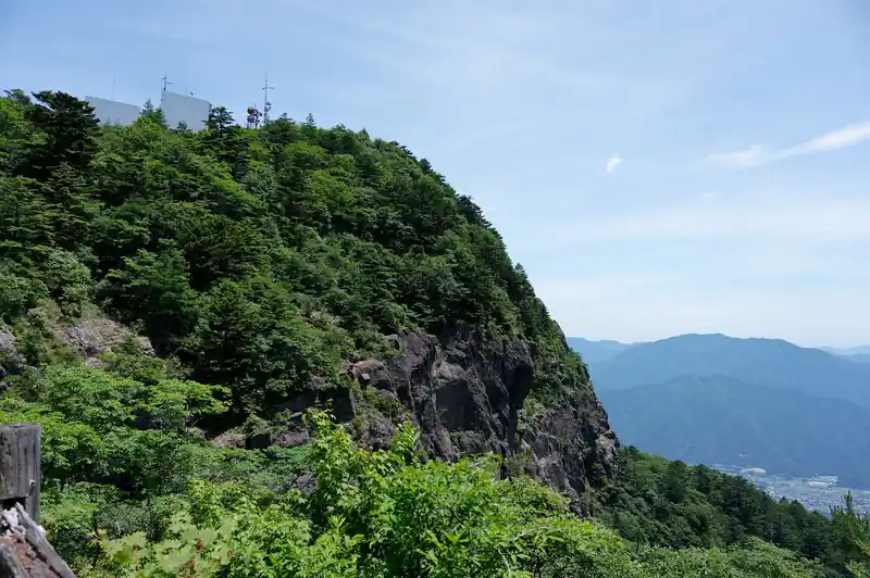 三つ峠、裏から登る分には階段の道ですが、こちらは岩場。クライマーが登っているようですが、今日も登ってる人はいるのかな。
