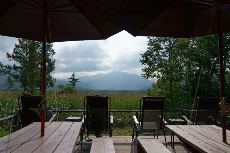 尾瀬小屋のテラスから見える至仏山。