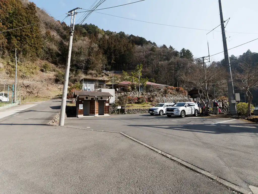 上川乗バス停の裏の駐車場。
奥にあるのがトイレ。

武蔵五日市駅から都民の森行のバスに乗り、ここで降りたのは私だけ。既にシニアのグループが駐車場で準備をしていた。恐らく浅間嶺に登るのではないかと思う。
まあ、上川乗で降りる人いないよね…と思っていたので仕方ない。笹尾根は相変わらず人気がないのだ。