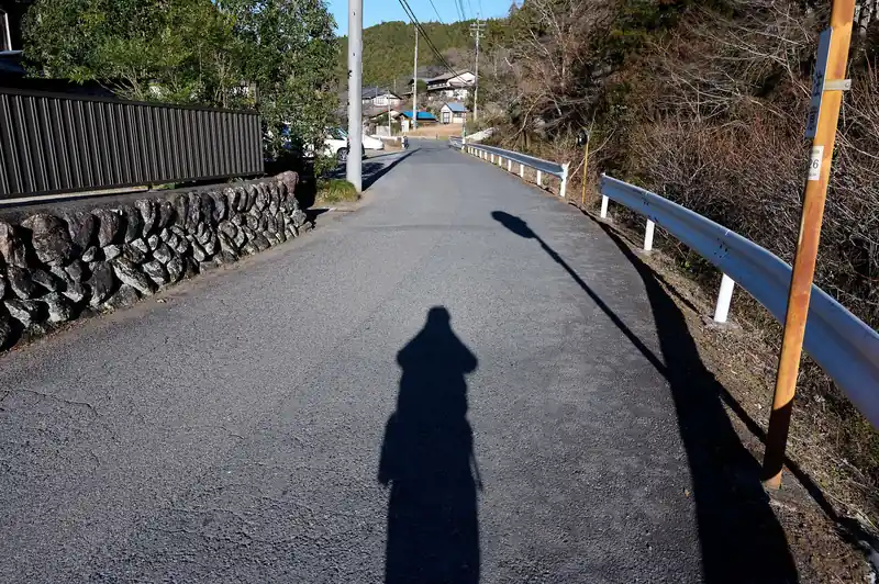太陽を背に歩く私。