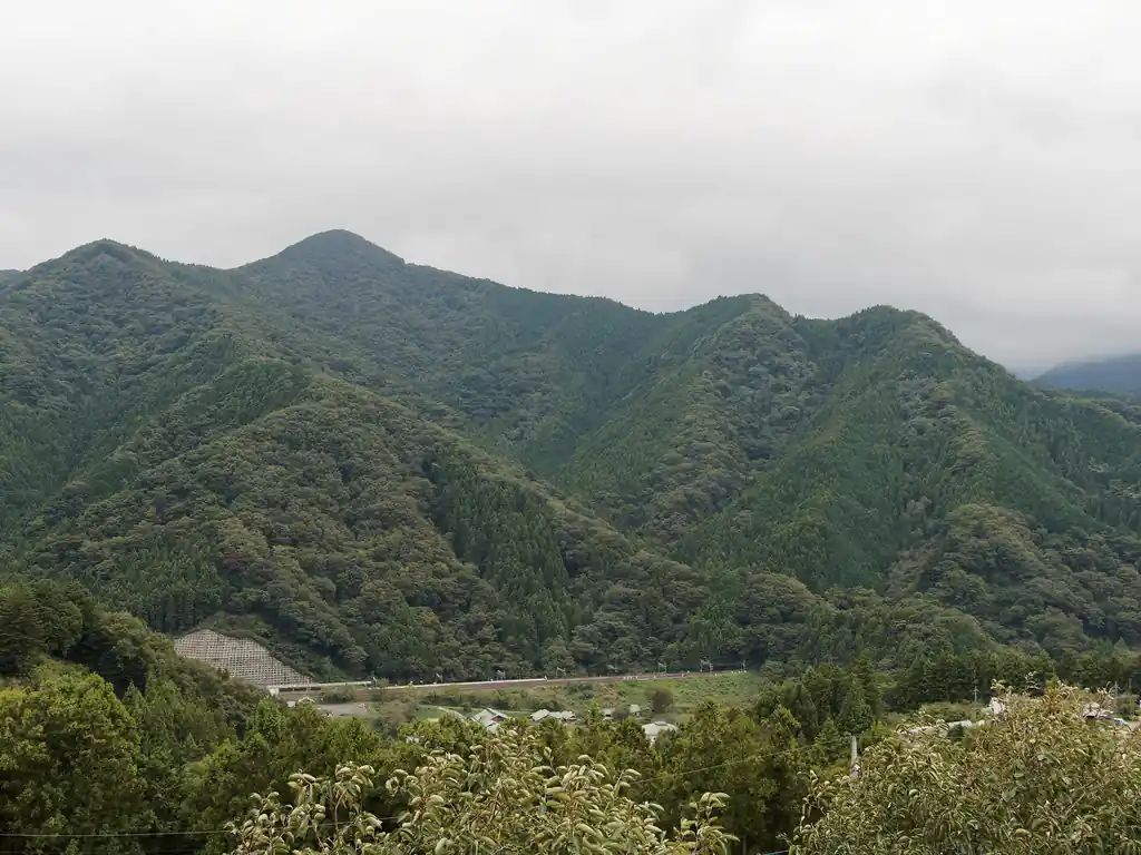 普段、自分が歩いた山をこうしてみることは少ないので、こうして眺められることがうれしい。
そういえばあのあたりってこんな感じだったよな～とかいう思い出がよみがえってくる。