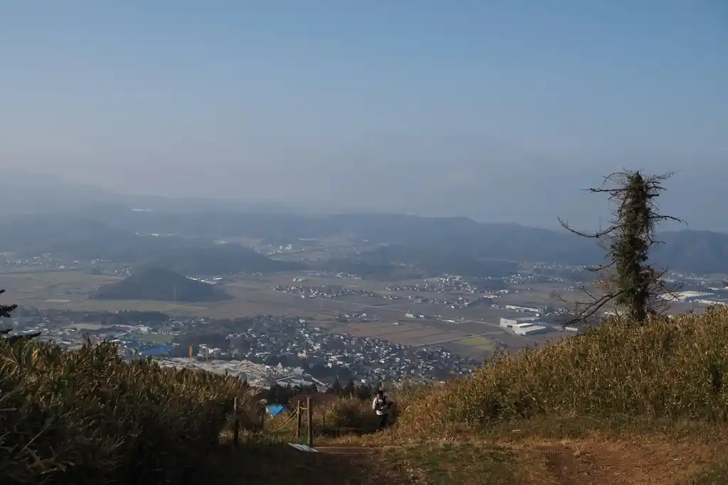 高度があがると、次第に見晴らしも良くなってくる。この写真はまだ二合目前だったと思うが、既に街はいくらか見下ろせる。 