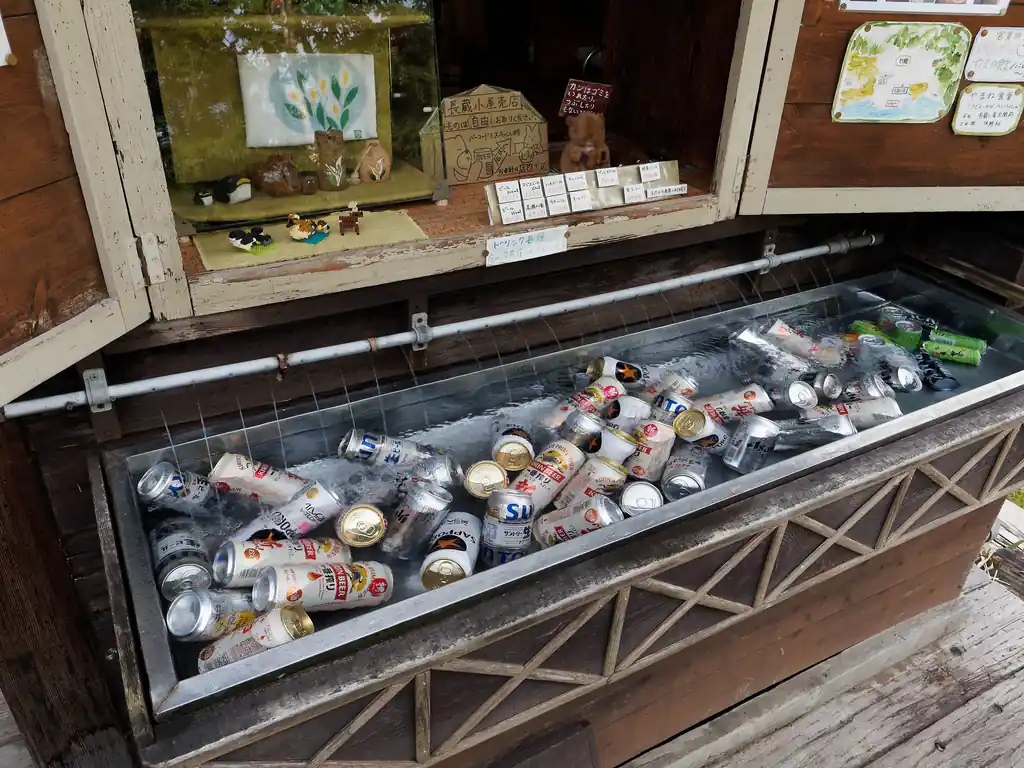 売店はなぜかビール率高め。
ソフトドリンクもありますが、場所が場所なだけに500mlのペットボトルのお茶で500円くらい。運んでくるの大変だろうし、これは仕方ないですね。
嫌なら多めに水を持って行きましょう。