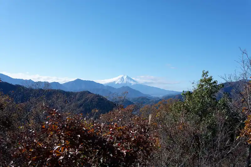 山頂は開けていて見晴らしが効きます。登り始めてすぐに今日一番の見晴らしスポットが終わってしまいました。
あとは九鬼山まで急登の連続する道を歩くことになります。