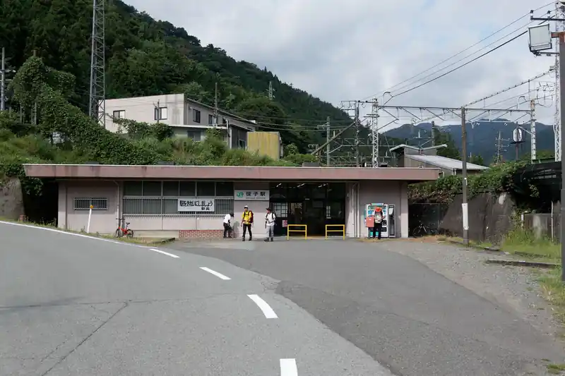 笹子駅に到着です。10人ほどの登山者が下車しました。

改札内にトイレがあって、男子トイレは和式の大1、小2というこじんまりとした設備でした。
非常にトイレの入口が開放的、かつ、すぐ隣が女子トイレなので、トイレ待ちの淑女にトイレ内の様子が丸わかりでして、非常に用を足すのが躊躇われるトイレでした。