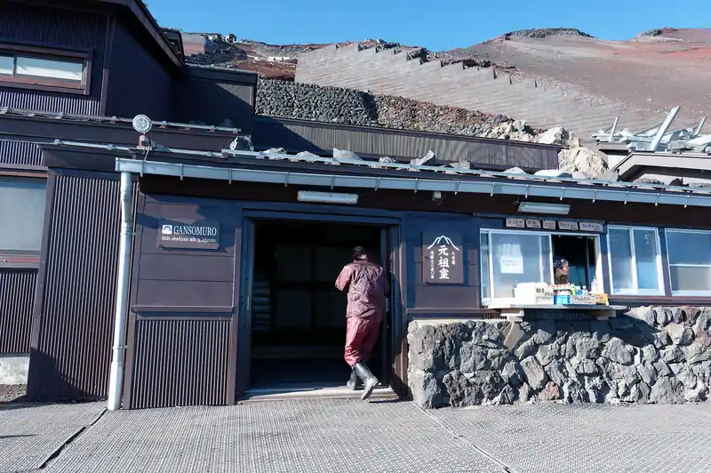 元祖室に到着。

流石に山小屋が多く、登山者も多いだけあって、どこでも携帯の電話通じるんですよね…凄いわ。