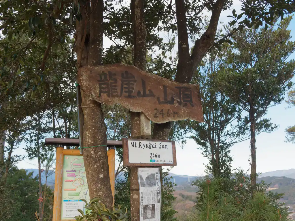 龍崖山は標高246mと低山の中でも低い部類だと思うが、木がないので見晴らしはいい。