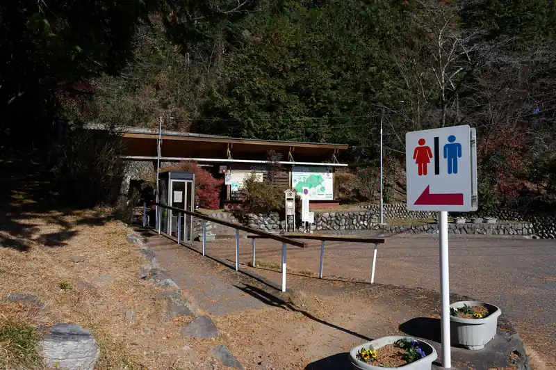 ときがわトレッキングコース入口にはキレイなトイレがある。
ここでトイレを済ませて軽くお昼ご飯を食べたら出発する。

なお、ここにはバス停もあるのだが乗り合いのデマンドバスとなっており、利用には事前予約が必要である。