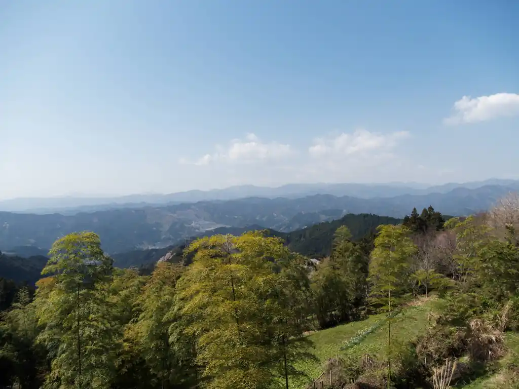 顔振峠からの眺めもいつも通り素晴らしい。

ここまでは吾野駅から1時間～1時間30分程度あれば歩けるし、車道も通っているので小旅行にはちょうど良いのではないでしょうか。

入門ハイキングでもちょうどよいと思いますよ、ここからユガテまで歩くコースはとても歩きやすくてよい道です。