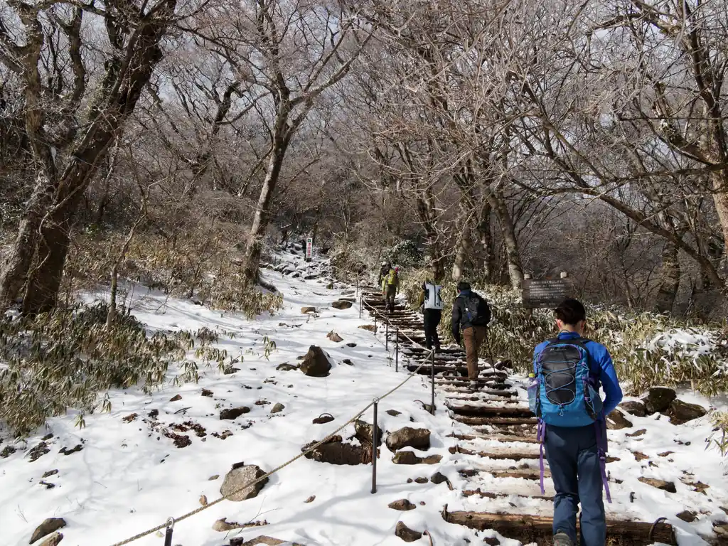登りきって次は男体山山頂へ。
一般観光客が男体山からツボ足で降りていたが、滑りそうで見ているこっちがヒヤヒヤする。
