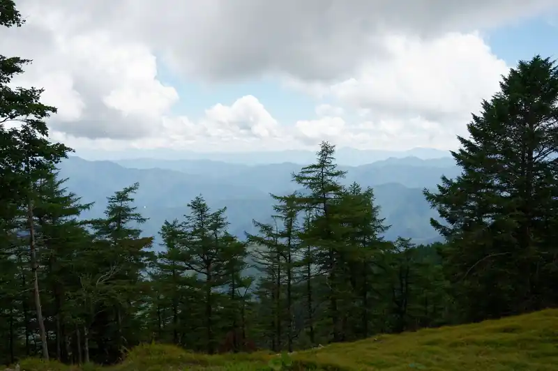 途中の石尾根から大寺山の方。