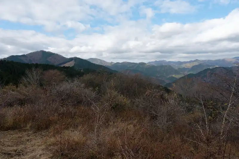左奥に見える山が白くらの頭でしょうか。
その手前の山の斜面の木がない山は無もなきピークと思われます。