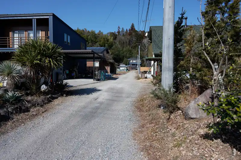 で、お次は秋葉山の手前に出る尾根道を歩いてみようと思うんですが、入口がよくわかりません。

この尾根道も山と高原地図、登山詳細図に記載がなかったのですが、なぜかGoogleストリートビューに乗っていて、道の雰囲気は確認済みです。

ただどこから入れば良いのかよく調べずに来てしまった。