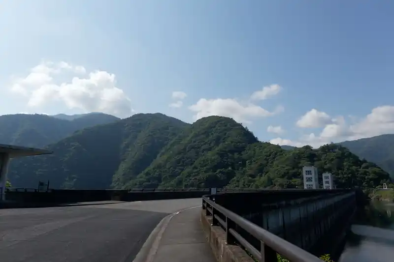 バス停近くに公衆トイレがあり、用を済ませて登山口へ向かう。
そこそこの登山者がいたのだが、結局この後すれ違うことはなかった。

ダムの堤防の上を歩いて登山口へ向かうのだが、見るからにきつそうなピーク。