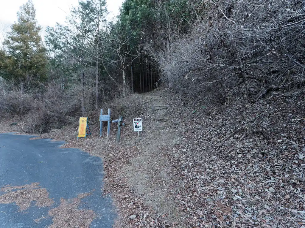 いよいよ登山口が見えてきた。
朽ちかけの道標、熊注意の看板。恐らく一般登山道だと思われるのだが、ここを歩いている人の山行記録は見たことがない。
登山口の雰囲気はバリエーションルートというより一般登山道ですが。