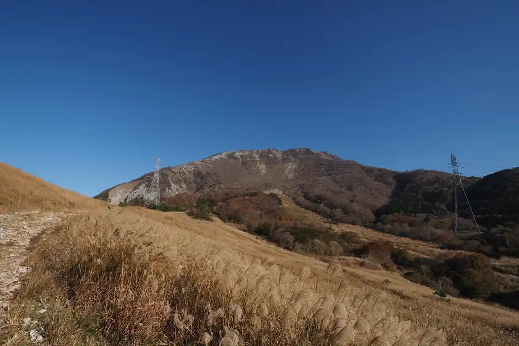 雲ひとつない絶好の登山日和。朝ガスっていたのが嘘のようだ。

今からこの壁のようなところを登っていくのかと思うと、不安と楽しみが半々くらいである。