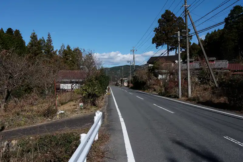 舗装路に出て、慈光寺入口を目指します。