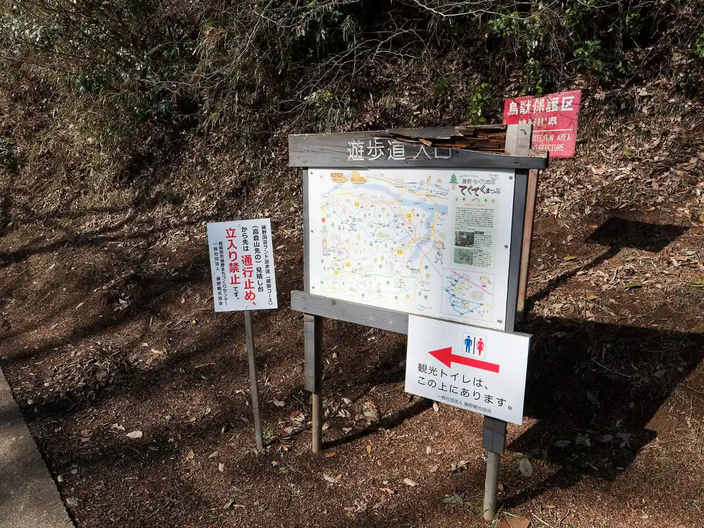 シュタイナー学園を通り過ぎて正念寺と葛原神社のあたり。
観光トイレが近くにあるらしいが、場所はよくわからず。