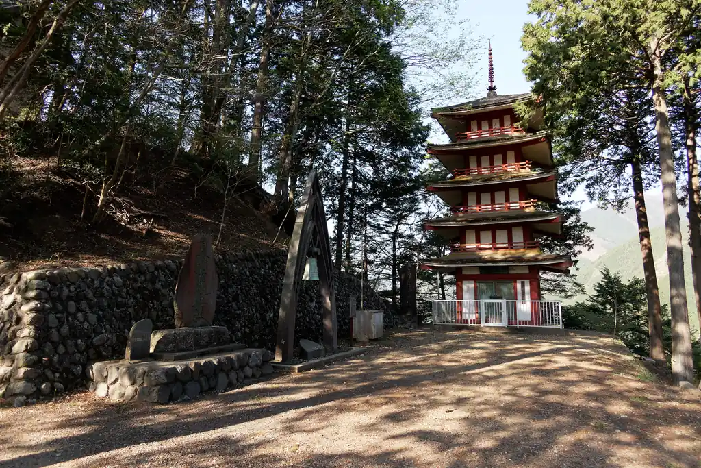 階段を登り終えて進むと戦没者慰霊塔。

左手に愛宕神社があったような気がする。
