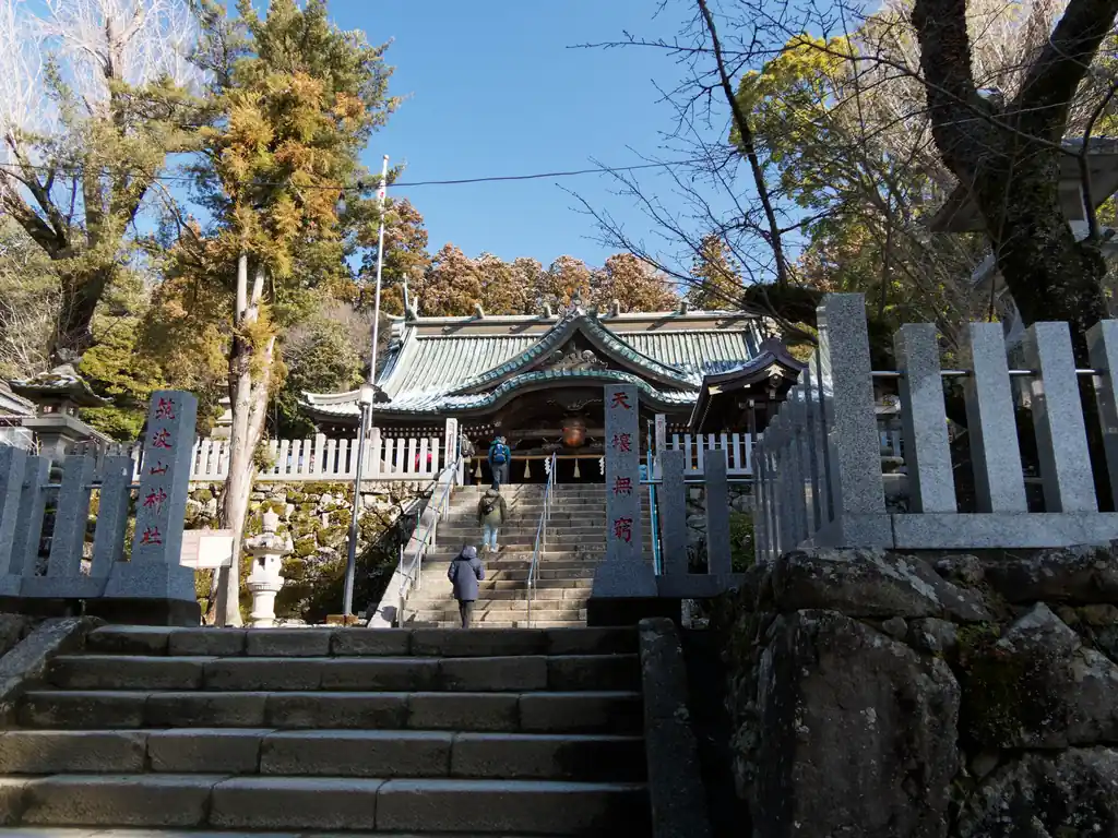 筑波山神社の境内。
まだ朝ということもあり人はまばら。午後に下山してきたときは出店も多く出ており、観光客で賑わっていた。