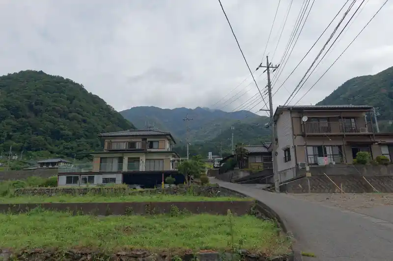 滝子山見えてきました。
山頂付近はガスってそうですが、うーむ。
