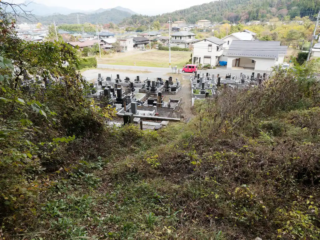やっと降りてこれたぞ〜〜
山頂付近の落ち葉の急坂では本当にどうなることか、と思ったが…。

時間が押していたら、このまま帰ってもよいかなあ、と思ったけど計画通りの時間だったので、都留アルプスも歩くことにする。
恐らく、こういう機会でないと都留アルプスを歩くことはもう2度とない気がした。
