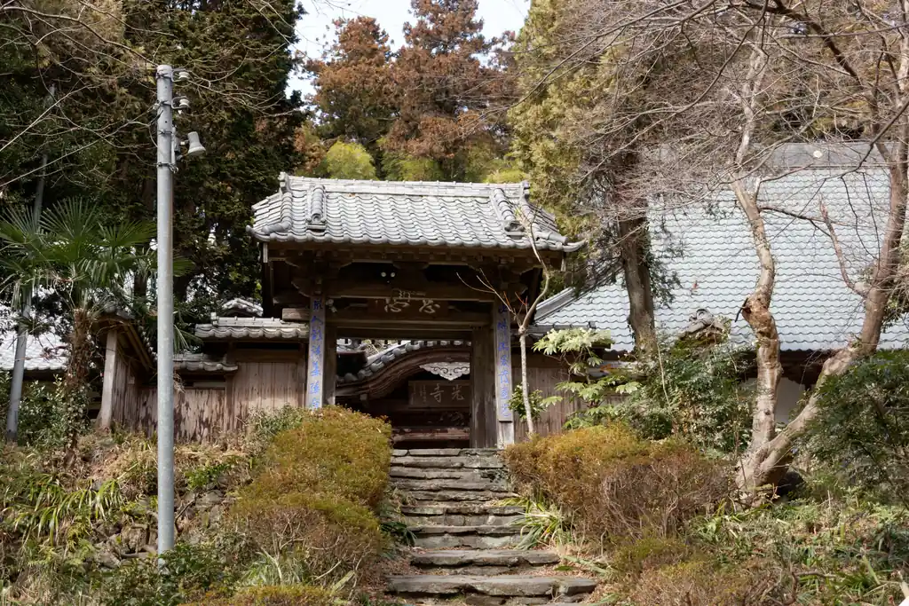 境内を後にして慈光寺バス停に向かいます。